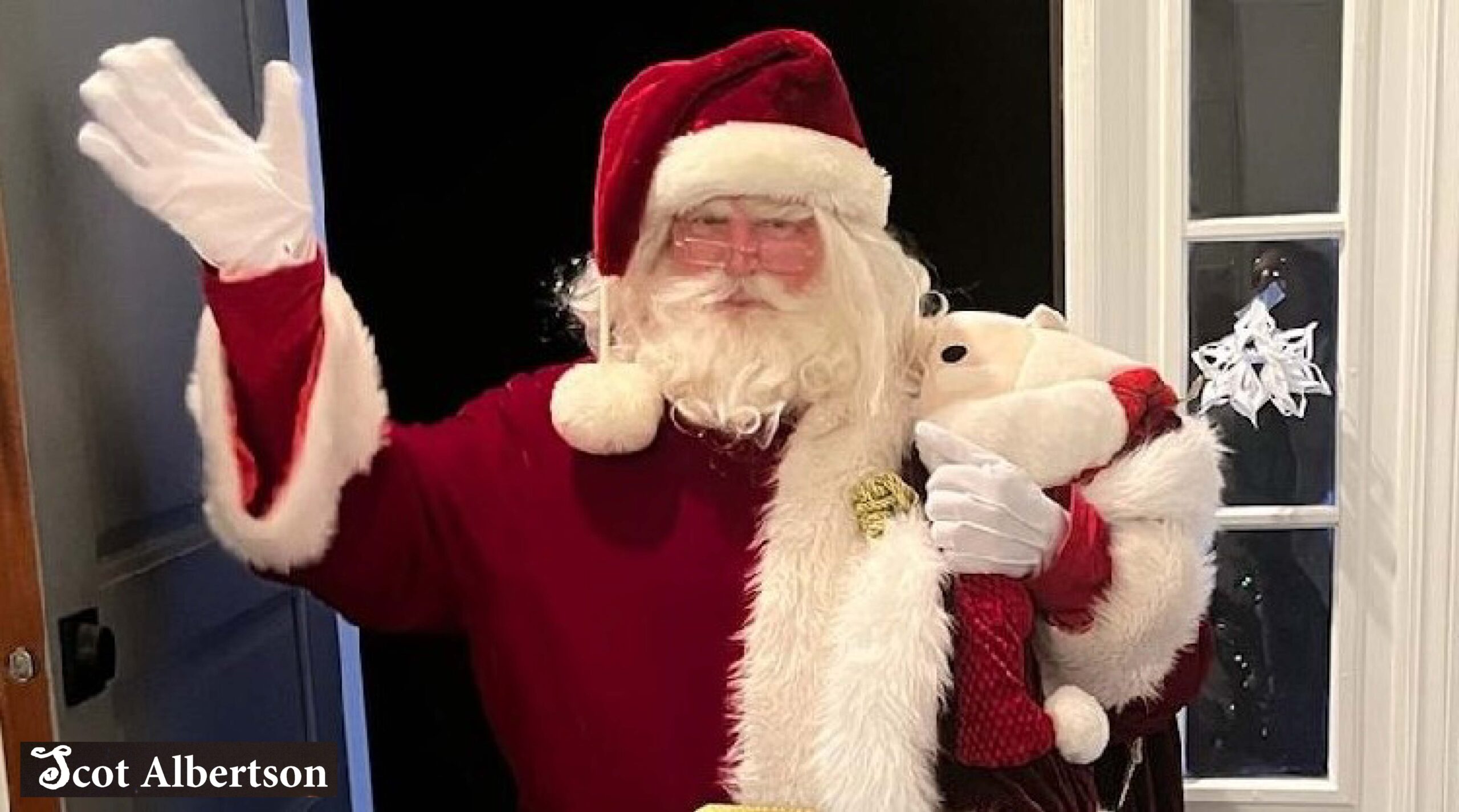 logo SANTA Close Up New Canaan CT Trisha cropped